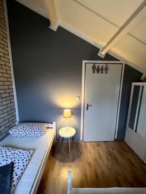 2 Einzelbetten mit 90x200 cm und ein Kleiderschrank - Bild 8: Strandnahes Ferienhaus Carpe Diem für 6 Personen mit Hund in Breskens