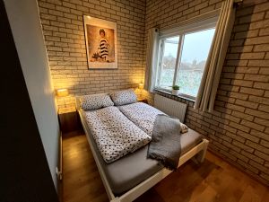 Im Raum befindet ein Doppelbett 140x200 cm, Kleiderschrank, Kommode und ein Fernseher mit deutschem Satelittenempfang. - Bild 9: Strandnahes Ferienhaus Carpe Diem für 6 Personen mit Hund in Breskens