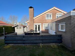 Der Sichtgeschütze Garten mit einer Fläche von ca. 100 qm ist umsäumt mit einer Hecke.

Gartenmöbel, Sonnenschirm und Liegen sind vorhanden - Bild 10: Strandnahes Ferienhaus Carpe Diem für 6 Personen mit Hund in Breskens