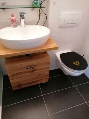 Hier das neue Waschbecken und ebenfalls neu WC-Sitz mit Soft-Absenkungs-Technik - Bild 9: Ferienhaus Nr. 44 - Falkenstein Bayer. Wald TOP Reisetipp!