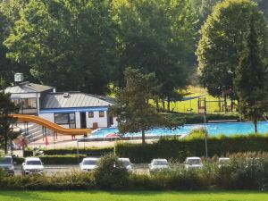 in unmittelbarer Nähe vom Ferienpark ist das schöne Freibad (für Gäste kostenlose Nutzung) und daneben ein kleiner öffentlicher Badesee - Bild 15: Ferienhaus Nr. 44 - Falkenstein Bayer. Wald TOP Reisetipp!
