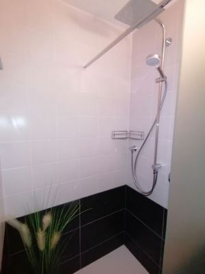 Im April 2023 wurde das Bad / WC fast komplett erneuert. Es ist nun barrierefrei, neu gefließt, mit Fußbodenheizung sowie Regendusche und neuem modernen Waschbecken ausgestattet. - Bild 8: Ferienhaus Nr. 44 - Falkenstein Bayer. Wald TOP Reisetipp!