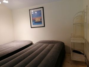 Ein ganz gemütlicher Raum mit zwei Luftkissen-Betten. Diese 46 cm hoch und 193 cm lang sowie 72 cm breiten Betten sind ideal für Kinder und blasen sich automatisch auf. Um auf der Galerie spielen zu können, einfach die Luft ablassen und schon Platz zum spielen. Danach wieder automatisch die Luftkissen-Betten aufblasen und fertig.
Diese Betten sind übrigens auch für Erwachsene bis zu 100 kg und bei Rückenproblemen von Vorteil :-) - Bild 11: Ferienhaus Nr. 44 - Falkenstein Bayer. Wald TOP Reisetipp!