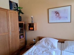 Neu sind die Boxspring-Betten mit neuen orthopädischen Matratzen.
Wer möchte, kann vor dem Schlafen gehen entweder TV sehen oder mit CD-Radio Musik zum einschlafen hören oder gleich einschlafen etc.
Egal wie - wir wünschen eine gute Nacht -) - Bild 5: Ferienhaus Nr. 44 - Falkenstein Bayer. Wald TOP Reisetipp!