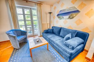 Mit supergemütlicher Couch und Blick ins Grün. - Bild 2: A50 Urlaub auf der Insel Rügen mit dem Ostseestrand fast vor der Haustür