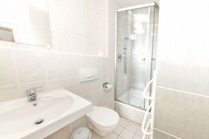 Das Bad - Bild 4: D13 Urlaub mit dem Ostseestrand vor der Haustür mit 2 SZ & Terrasse, Rügen