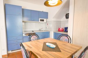 Die Einbauküche und der Esstisch. - Bild 7: D13 Urlaub mit dem Ostseestrand vor der Haustür mit 2 SZ & Terrasse, Rügen