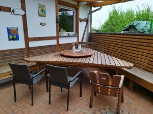 Wir bieten unseren Gästen eine vor Regen und Sonne geschützte Sitzgelegenheit an. - Bild 3: Ferienwohnung Schwalbennest im Welterbe Oberes Mittelrheintal