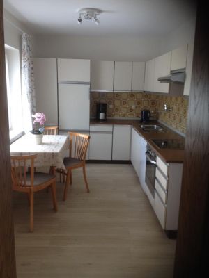 Die Küche verfügt über ein Ceranfeld, Backofen, Spülmaschine, Mikrowelle, Wasserkocher, Kaffeemaschine und Espressomaschine. - Bild 13: Ferienwohnung Schwalbennest im Welterbe Oberes Mittelrheintal