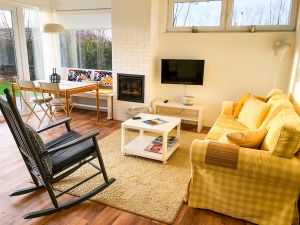 Gemütlicher Wohn- und Essbereich mit Kamin - Bild 1: Northern Hideaway – Familienurlaub in Zeeland