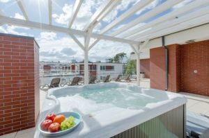 Auf dem Dach befindet sich in den Sommermonaten ein Gemeinschaftsjacuzzi - Bild 8: Ferienappartement in Rewal mit Meerblick