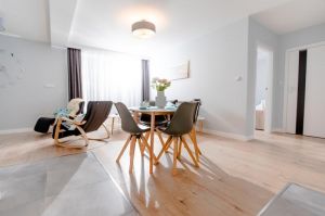 Im Vordergrund der Esstisch, im Hintergrund Couch und Sessel - Bild 3: Ferienappartement in Rewal mit Meerblick
