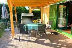 Terrasse überdacht und eingezäunt - Garten komplett privat und nicht einsehbar - Ferienhaus Ostseezauber - Bild 20: Ferienhaus Ostsee Haus Ostseezauber - Urlaub an der Ostseeküste