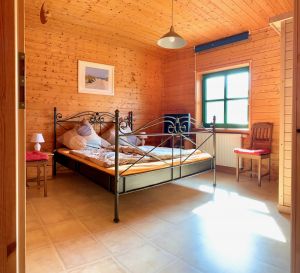 großes Schlafzimmer mit Doppelbett 180cm x 200cm - Bild 12: Ferienhaus Ostsee Haus Ostseezauber - Urlaub an der Ostseeküste