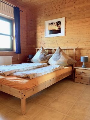 Schlafzimmer mit Doppelbett 140cm x 200cm - Bild 13: Ferienhaus Ostsee Haus Ostseezauber - Urlaub an der Ostseeküste