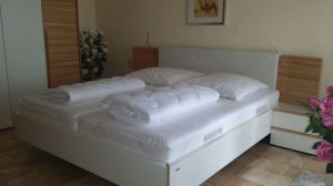 mit Doppelbett und Zugang zum Balkon - Bild 7: Ferienwohnung Mehl in Immenstaad/Bodensee - mit Panorama-See- u. Alpenblick