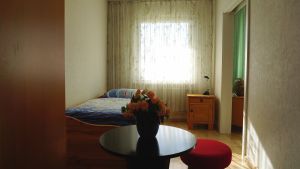 mit Einzelbett, Schiebetüre zum
3. Schlafzimmer - Bild 8: Ferienwohnung Mehl in Immenstaad/Bodensee - mit Panorama-See- u. Alpenblick