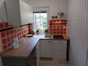 Die Küche ist komplett eingerichtet, mit Geschirrspüler, Kühlschrank, Besteck, Geschirr, Toaster und Kaffeeautomat.
Ein Fenster für die Belüftung und Tageslicht. - Bild 2: Ferienhaus mit gemütlichem Wintergarten