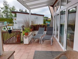 Die Sonnenterasse ist komplett überdacht und mit zwei Sonnenliegen sowie Tisch und zwei Stühlen ausgestattet. Zusätzlich gibt es ein Sonnensegel und eine Markise , das bei extremer Sonne genutzt werden kann. - Bild 4: Ferienhaus mit gemütlichem Wintergarten