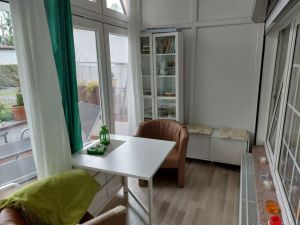 Der Wintergarten ist sonnendurchflutet und mit bequemen Cocktailsesseln ausgestattet. - Bild 3: Ferienhaus mit gemütlichem Wintergarten