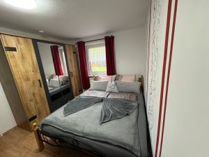 Schlafzimmer mit TV. Ein Doppel- und ein Einzelbett. - Bild 16: Ferienwohnung am Moosweiher