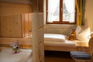 Kinderschlafzimmer mit Etagenbett, Einzelbett, Kleiderschrank, Nachttisch - Bild 4: Ferienwohnung im Allgäu in Nesselwang mit 2 Schlafzimmer