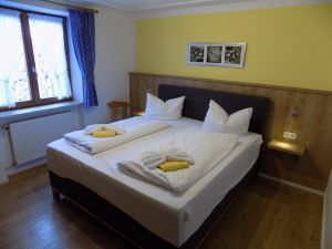 Schlafzimmer mit Doppelbett, teilweise mit Boxspringbett, Kleiderschrank, Kofferablage, Nachtkonsole - Bild 3: Ferienwohnung im Allgäu in Nesselwang mit 2 Schlafzimmer