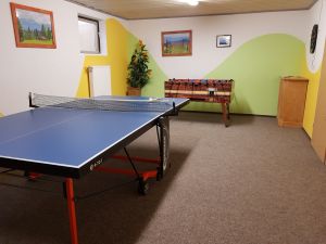 Freizeitraum mit Tischtennis, Dart, Kicker, versch. Spiele - Bild 7: Ferienwohnung im Allgäu in Nesselwang mit 2 Schlafzimmer