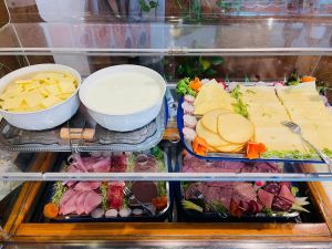 So startet man perfekt in den Tag. Reichhaltige Auswahl am Frühstücksbuffet täglich von 8 Uhr bis 10 Uhr - Bild 12: Ferienwohnung im Allgäu in Nesselwang mit 2 Schlafzimmer