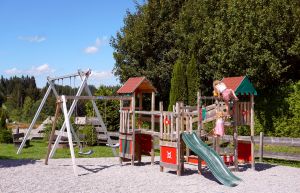 Direkt am Haus befindet sich unser Spielplatz mit Schaukeln (auch für Erwachsene), Rutsche, Sandkasten, Klettermöglichkeiten - Bild 10: Ferienwohnung im Allgäu in Nesselwang mit 2 Schlafzimmer