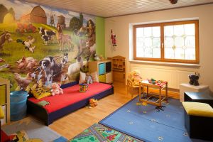 Die jüngsten Gäste sollen sich genauso wohl fühlen, darum haben wir ein tolles Spielzimmer mit Puppen, Autos, Züge, Schultafel und vielem mehr eingerichtet - Bild 9: Ferienwohnung im Allgäu in Nesselwang mit 2 Schlafzimmer