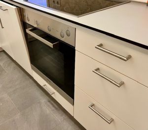 Küche mit Küchenzeile, Ofen und Ceranfeld, Kühlschrank, Steingut-Geschirr, Frühstücksgeschirr, Wein-, Sekt-, Schnaps- und Wassergläser, Kaffeebecher, Salatschüssel mit -besteck, Mikrowelle, SMEG Wasserkocher, Senseo Kaffeemaschine, Toaster, Messerblock, Zitronenpresse, Auflaufformen, Pfannen, Töpfe, Küchenutensilien (Pfannenwender, Schneebesen, etc.) - Bild 12: Ferienwohnung Tannenduft im Schwarzwald