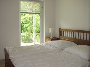 Schlafzimmer mit großem Gartenfenster - Bild 9: Nordseeheilbad Cuxhaven - Sonnige Wintergarten-Ferienwohnung am Strand