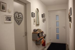 Der Eingangsbereich bietet einen Rückblick auf die Geschichte Grindelwald (Fotos), hier findet man aber auch Spiele, Regenschirme, Hausschuhe, Apotheke etc. - Bild 6: Studio Bergwohl in Grindelwald