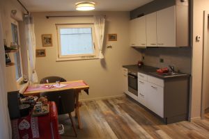 Essbereich mit Blick in den Garten/die Berge. Die Küche ist voll ausgestattet mit allem, was im Urlaub benötigt wird. Fondue-Caquelon oder Racletteofen stehen genauso zur Verfügung wie Kaffeemaschine, Toaster oder Wasserkocher - Bild 3: Studio Bergwohl in Grindelwald