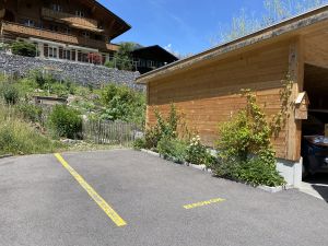Gästen steht ein Gratis-Parkplatz direkt beim Haus zur Verfügung. Auch das Laden von E-Autos ist bei Bedarf möglich. - Bild 9: Studio Bergwohl in Grindelwald