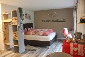 Schlafbereich mit Doppelbett, das auf Wunsch auch in zwei Einzelbetten verwandelt werden kann. - Bild 2: Studio Bergwohl in Grindelwald