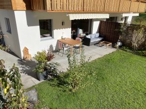 Gemütliche Terrasse mit Esstisch und Lounge
Ausblick in unseren Garten und die Berge - Bild 1: Studio Bergwohl in Grindelwald