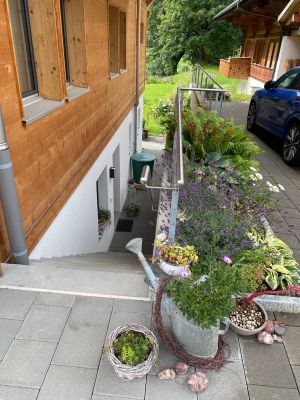 Die Treppe führt zum Eingang des Studios, Check-in per KeyLocker selbständig möglich - Bild 8: Studio Bergwohl in Grindelwald