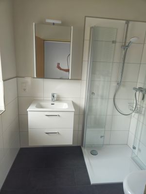 Elegantes Badezimmer mit ebenerdiger Dusche, Spiegelschrank und Fußbodenheizung. - Bild 3: Ferienhaus Sorgenfrei - Urlaub mit dem Hund