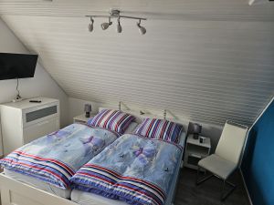 neues Schlafzimmer mit Fernseher und neuen Matratzen - Bild 10: Ferienhaus Sorgenfrei - Urlaub mit dem Hund