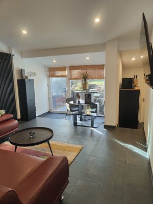 Bild 1: Modernes, eingezäuntes 5* Haus mit Blick ins Grüne in der Vulkaneifel