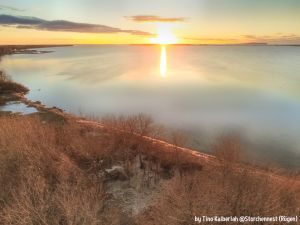 Einer von vielen wunderschönen Sonnenuntergänge, welche man auch direkt bei uns am Bodden genießen kann. - Bild 14: Ferienwohnung direkt am Wasser auf Rügen | Nahe d. Ostsee | Hunde erlaubt