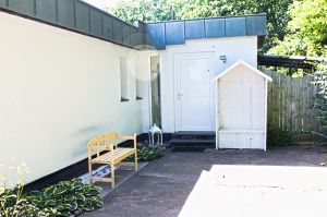 ...von der Straße aus zur Wohnung - Bild 2: Fewo "Boddenbrise" | eingezäunter Garten | direkt a. Wasser | Nahe Ostsee