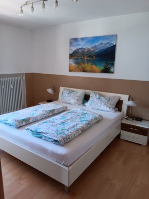 Doppelbett 180x200 - Bild 5: Ferienwohnung Seidenschwann, Urlaub unter der Zugspitze