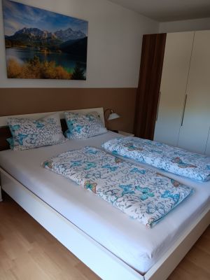 Doppelbett, Radiowecker - Bild 6: Ferienwohnung Seidenschwann, Urlaub unter der Zugspitze