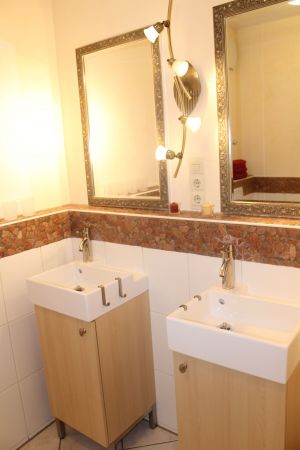 2 getrennte Waschbecken - Bild 13: Ferienwohnung Seidenschwann, Urlaub unter der Zugspitze