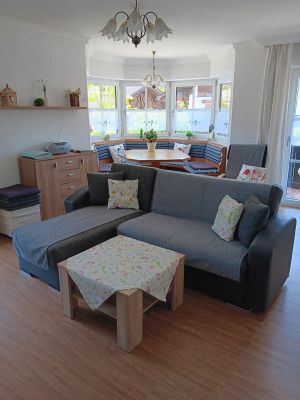 Wohnraum mit Erker - Bild 3: Ferienwohnung Seidenschwann, Urlaub unter der Zugspitze