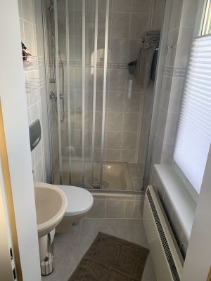 Bad mit Dusche, WC und Waschtisch; Fön vorhanden - Bild 6: Ferienhaus „Am Utkiek“