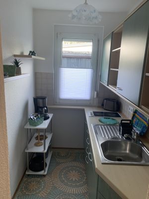 Kleine Küche mit Kühlschrank, Eisfach, Ceranfeld, Kaffeemaschine, Toaster, Eierkocher, Wasserkocher, Geschirr - Bild 3: Ferienhaus „Am Utkiek“